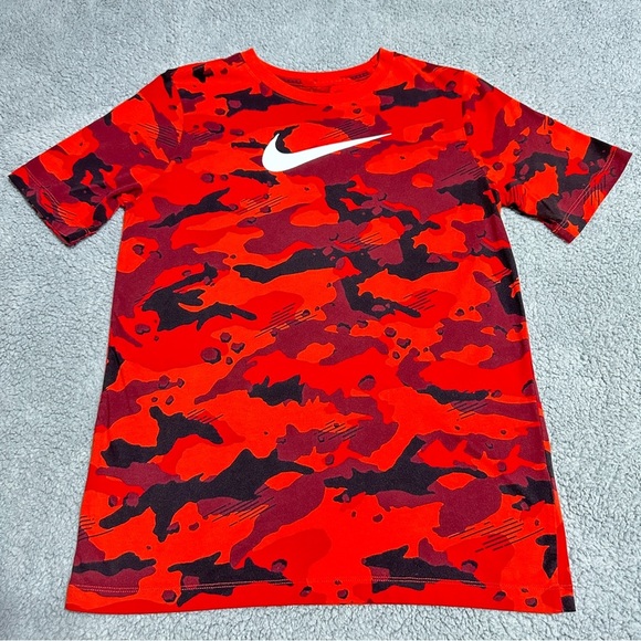 Nike Red Camo Graphic Tee Size XL Men’s Swoosh Logo T-Shirt Made in Vietnam - Picture 1 of 6